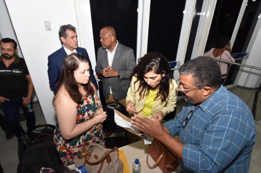  Coordenador da comissÃ£o eleitoral, o conselheiro de direito Carlos Roberto Laudelino, com as promotoras do MP, Rosana Cipriano e Cristiane Vasconcelos.